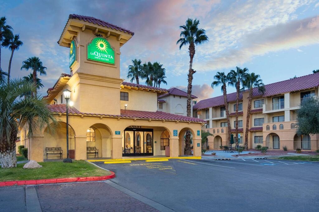 La Quinta Inn & Suites: NO RESORT FEE + Breakfast