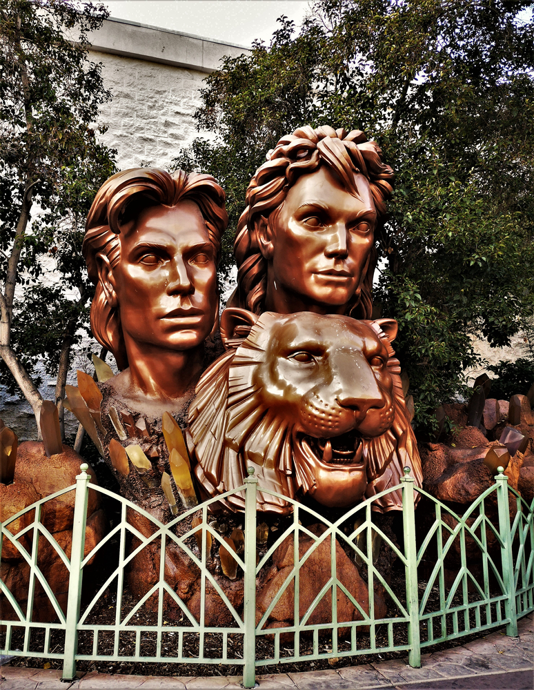 Statue of Siegfried and Roy with one of their tigers 